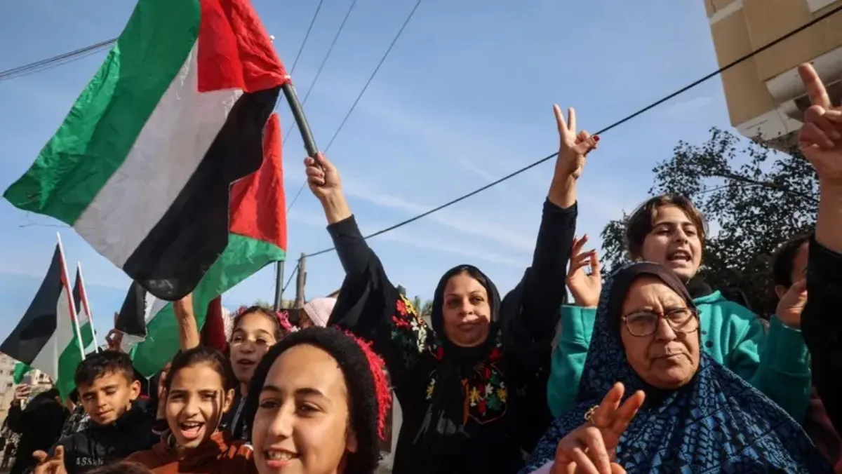  Gazans cheer as ceasefire between Israel and Hamas kicks off