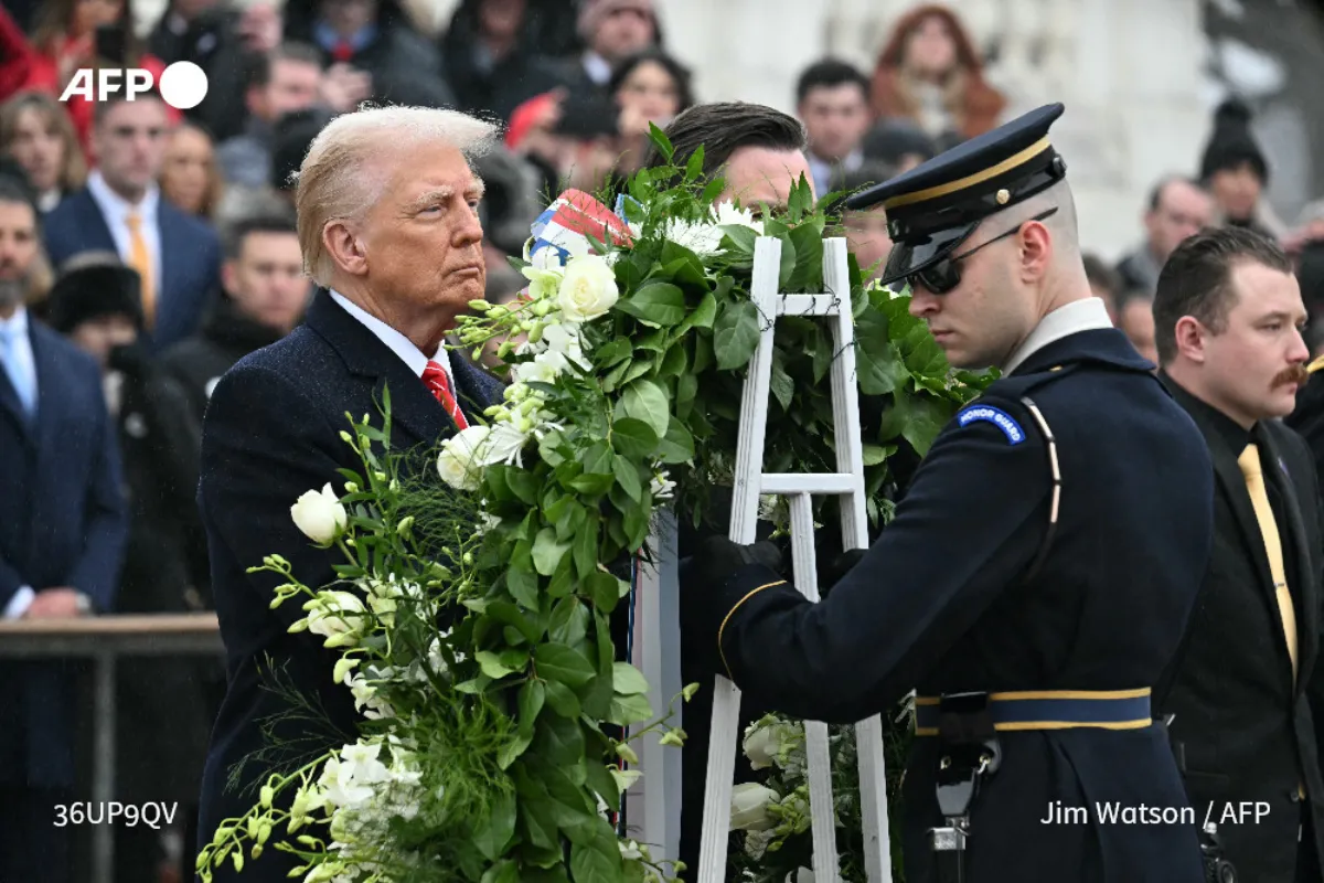Trump lays wreath ahead of inauguration eve rally