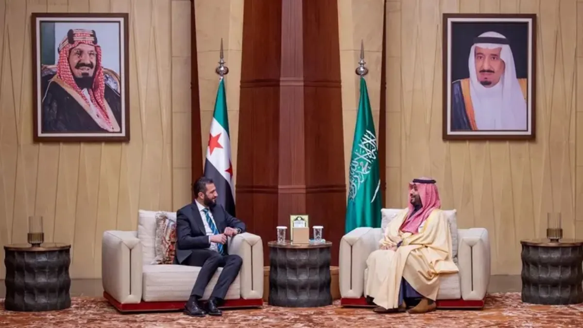  Syria’s President Ahmed al-Sharaa meets MBS in Saudi Arabia on his first foreign trip