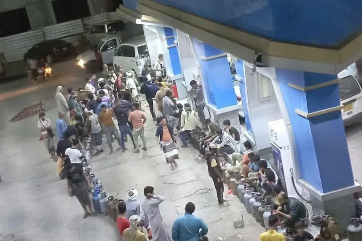 Citizens Outraged as Domestic Gas Prices Soar by 90% in Yemen's Aden, Accuse Government of Failing to Curb Trader Exploitation