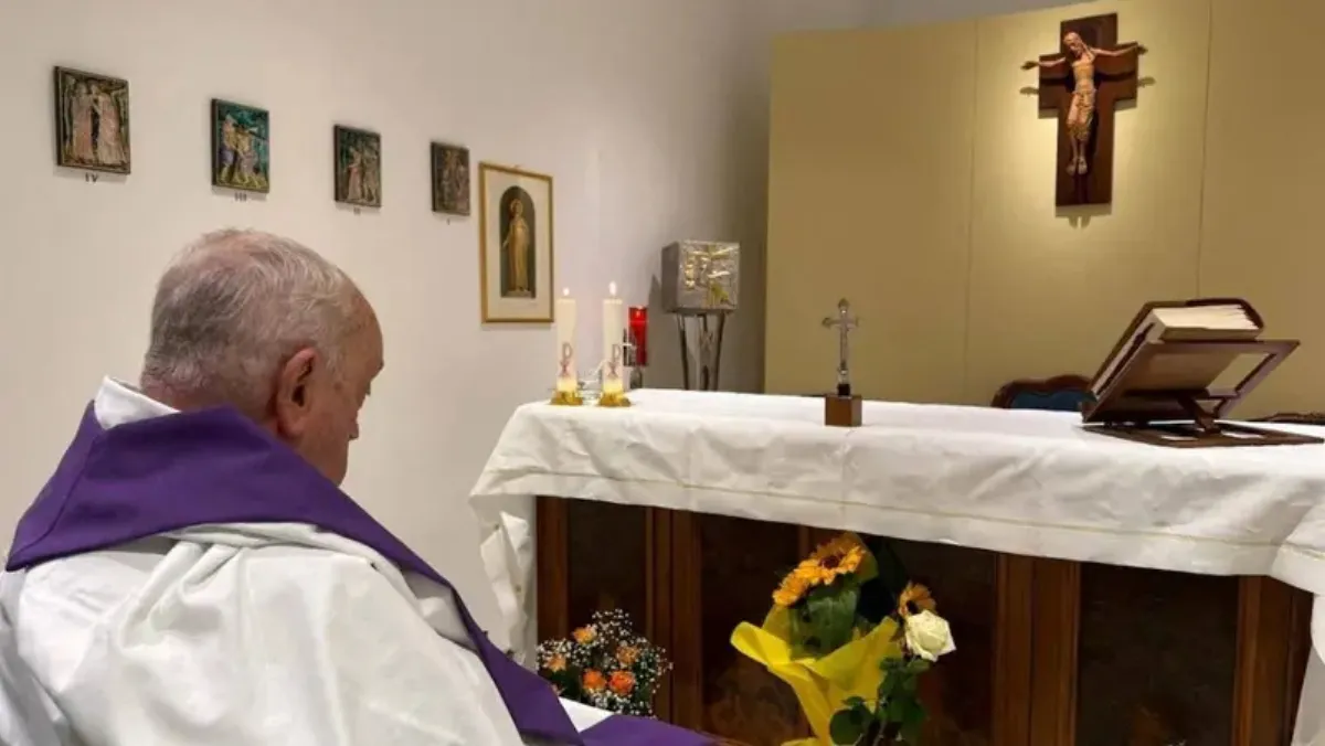  Pope Francis seen in hospital for first time as Vatican releases photo