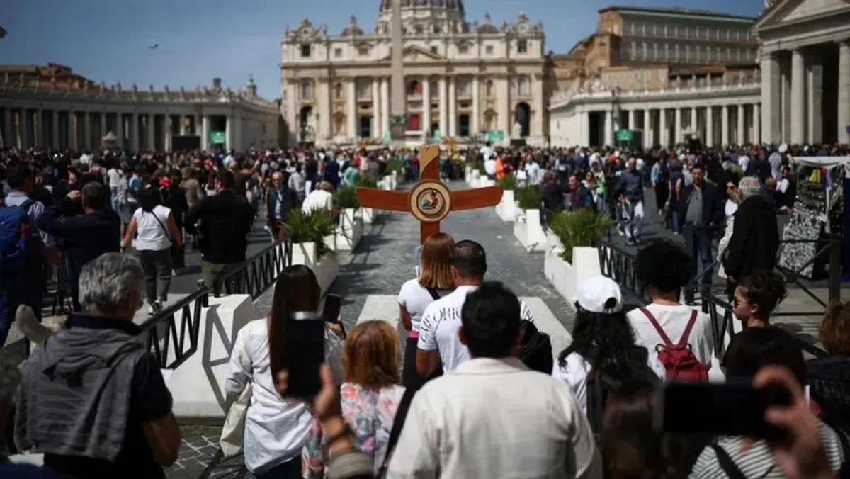  People gather at St Peter’s to remember Pope Francis