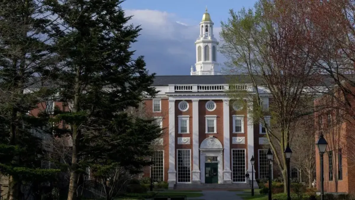  Harvard University sues Trump over US federal funding cuts