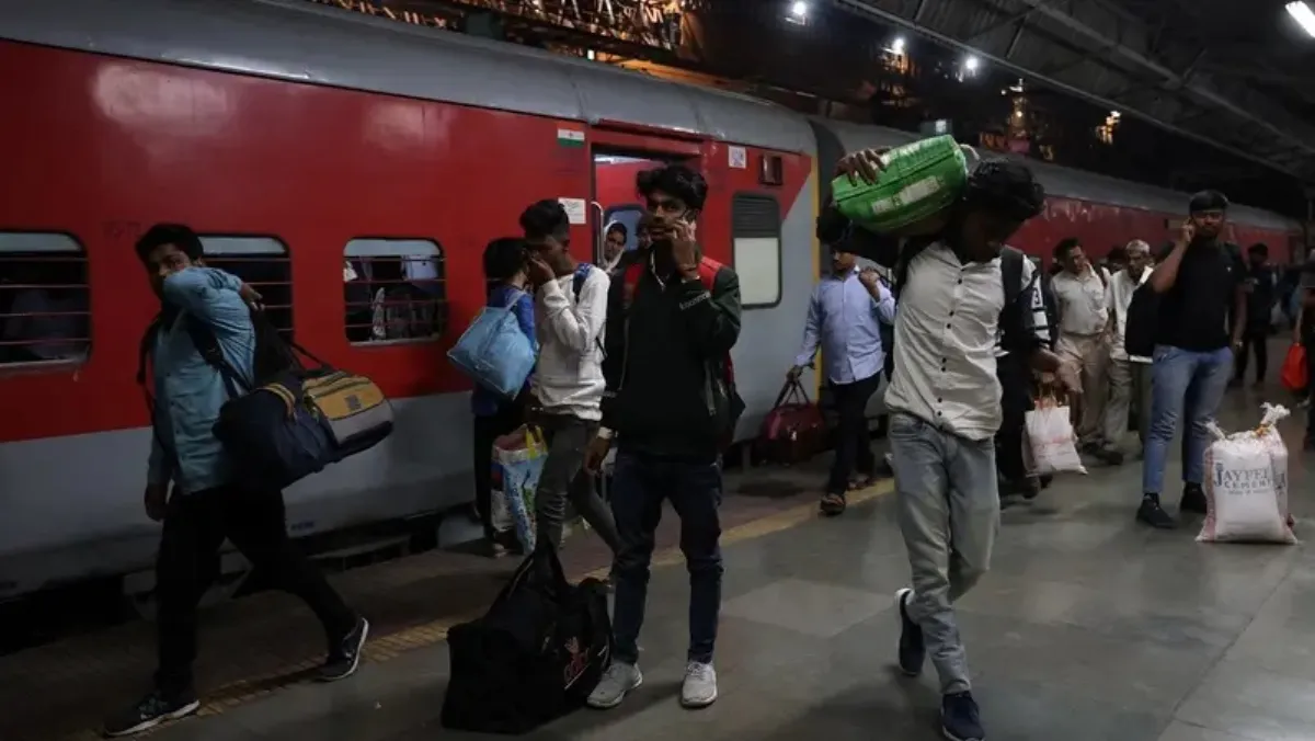  Panicked Indians flee Kashmir city on special train