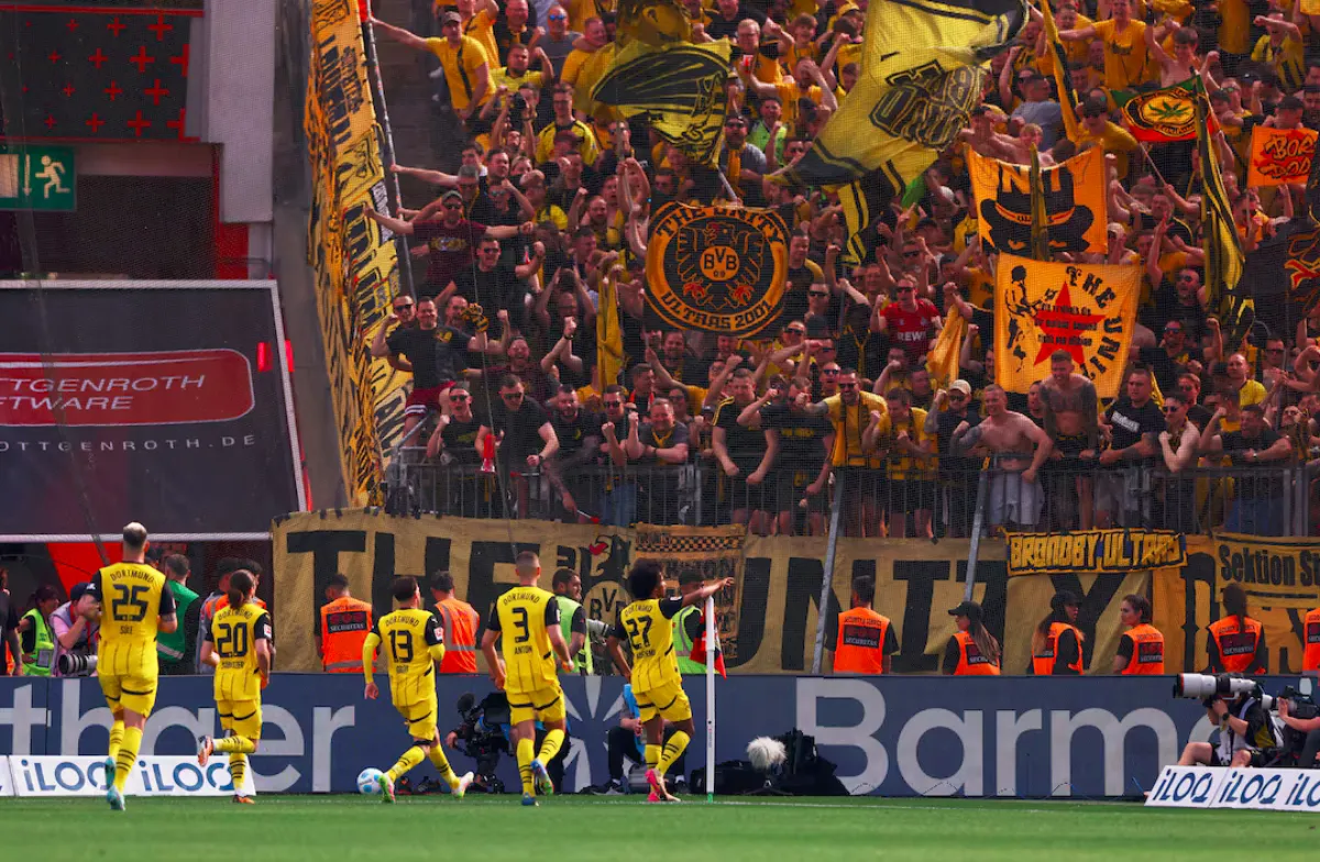 Dortmund storm past Leverkusen 4-2 to keep alive Champions League chance