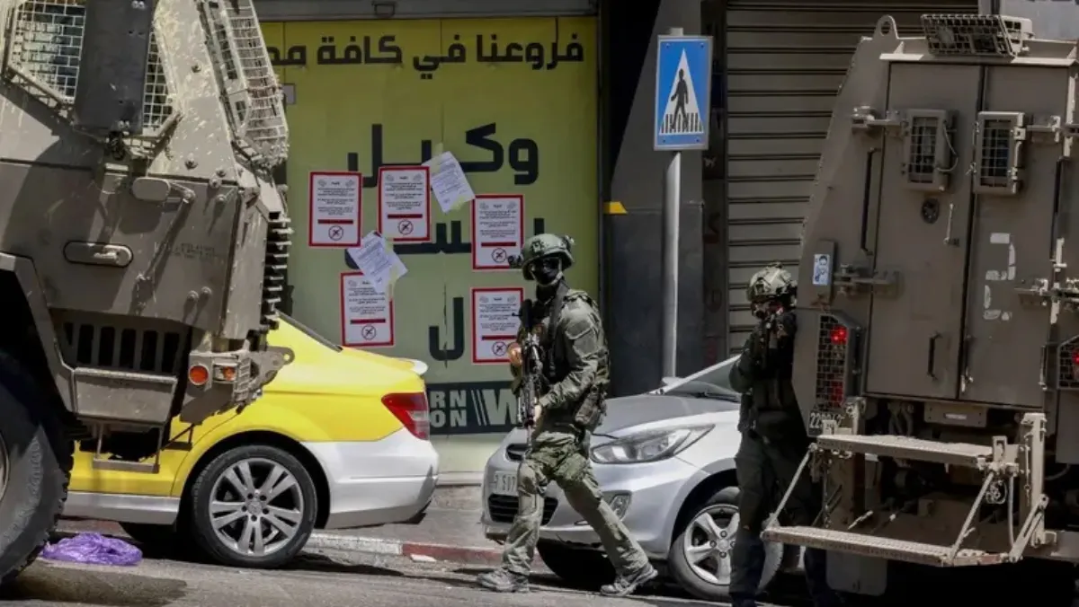 Israeli forces raid foreign exchange stores in West Bank