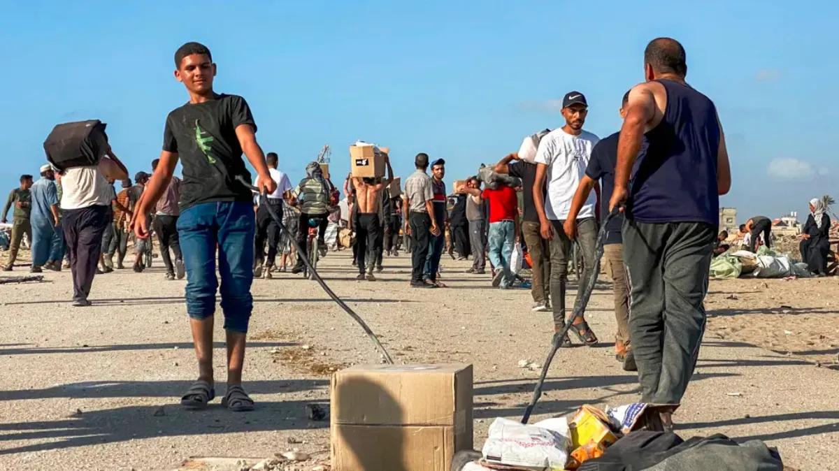 Thousands rush into new aid distribution centre in south Gaza