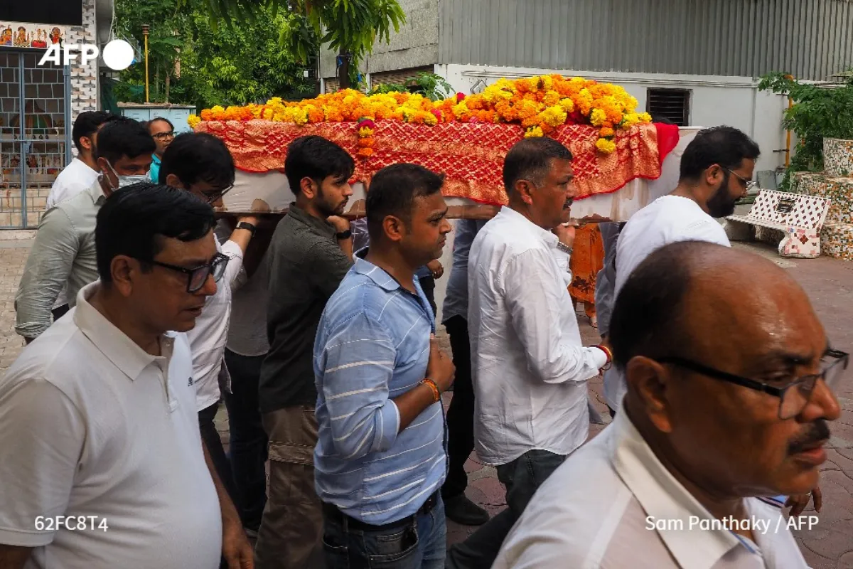 Families hold funerals for Air India crash victims