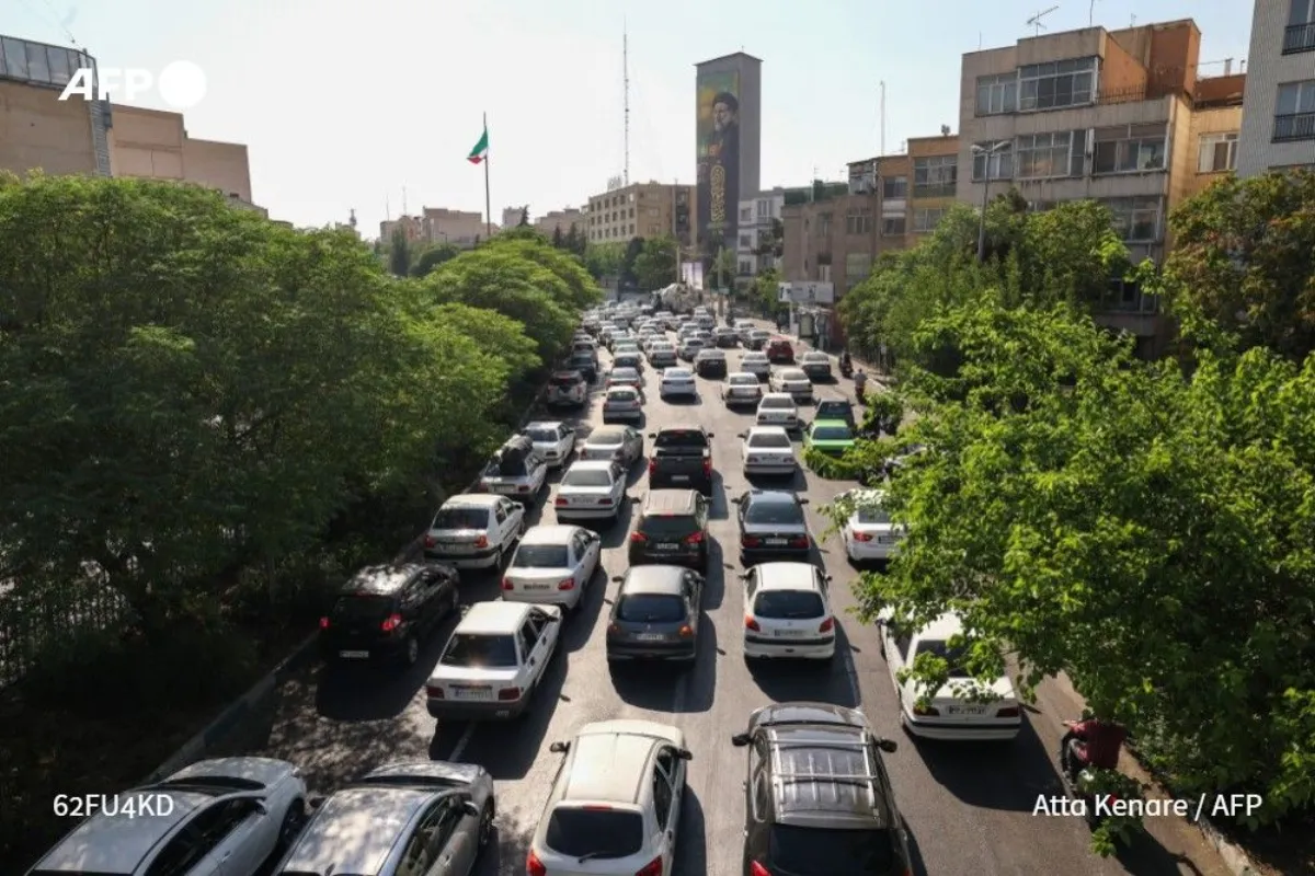 Tehranis caught between fear and resolve as air war intensifies
