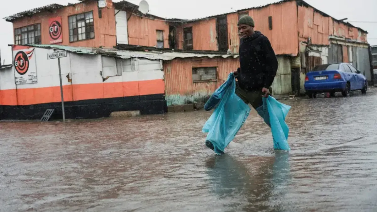  South Africa mourns 92 victims of deadly floods