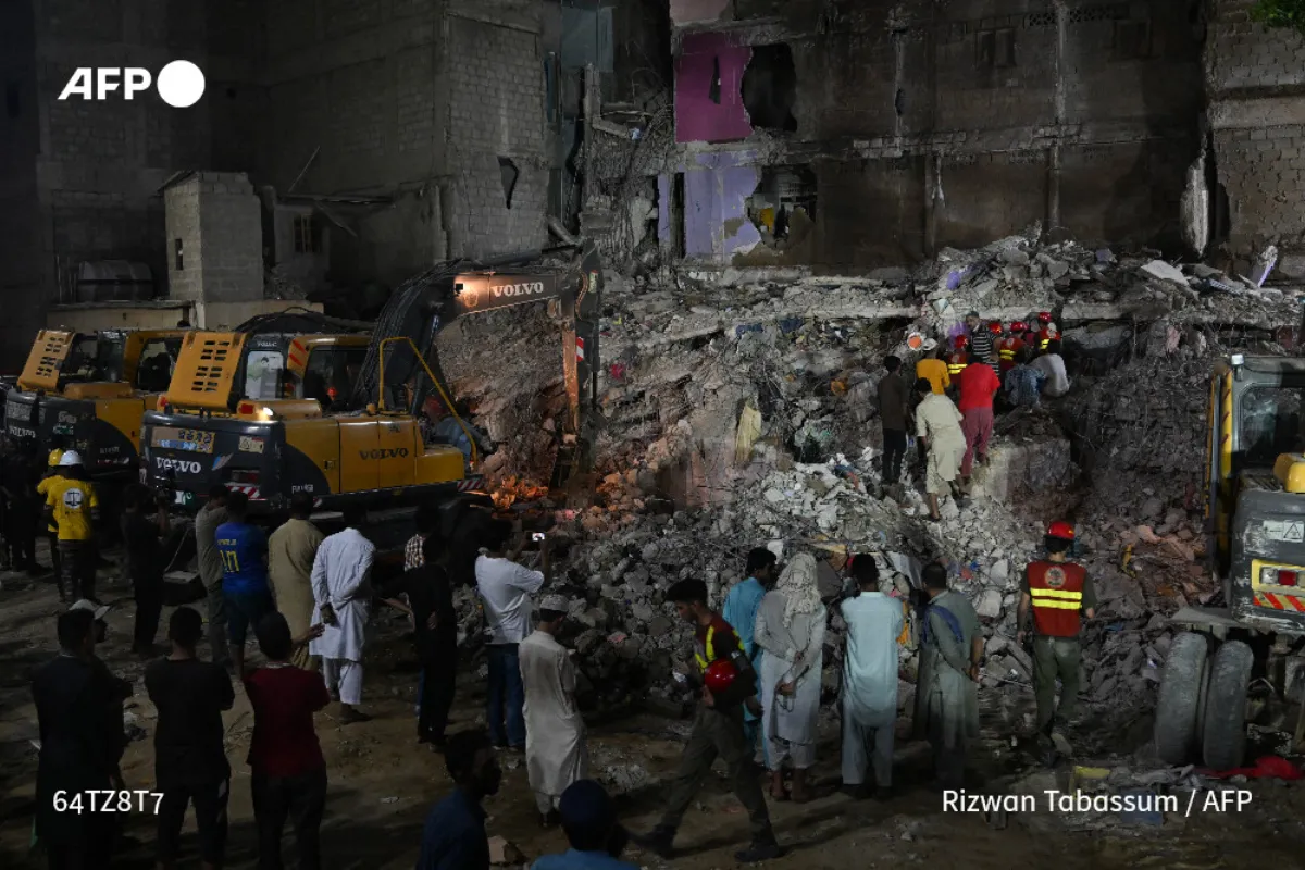 Search on for survivors of Pakistan building collapse