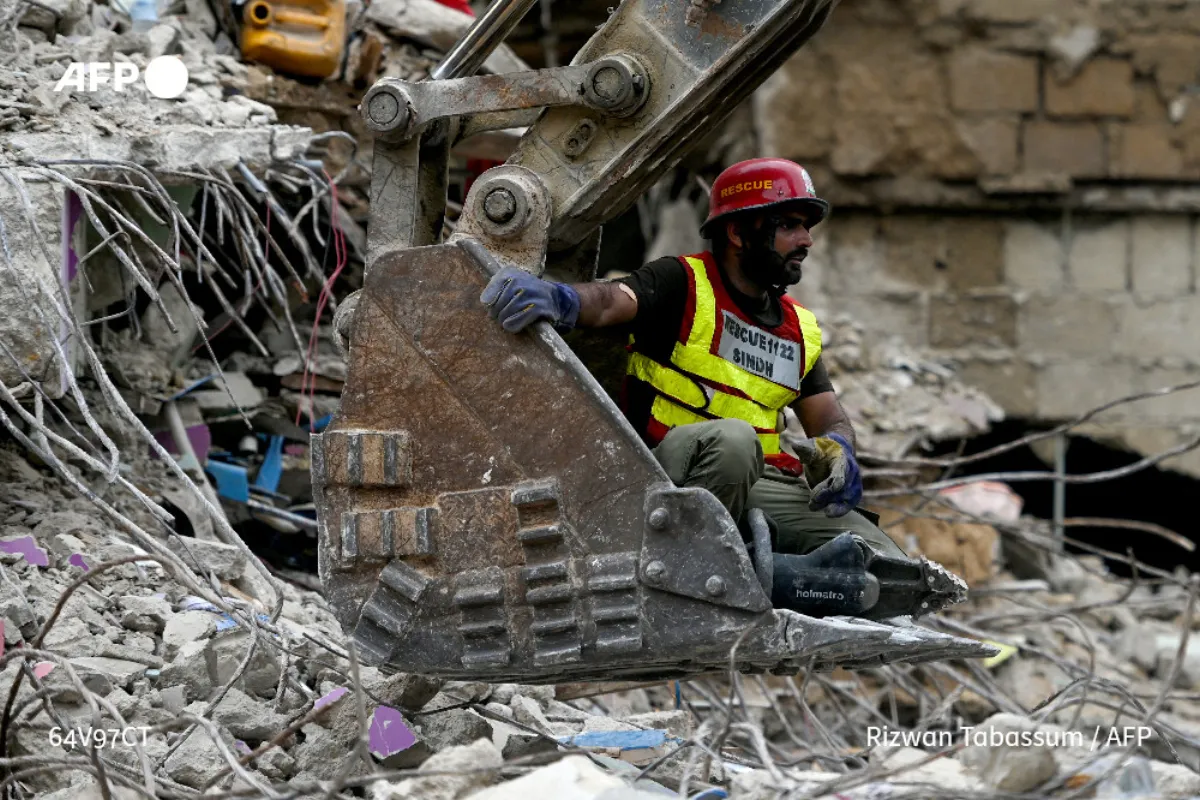 Death toll in Pakistan building collapse rises to 21