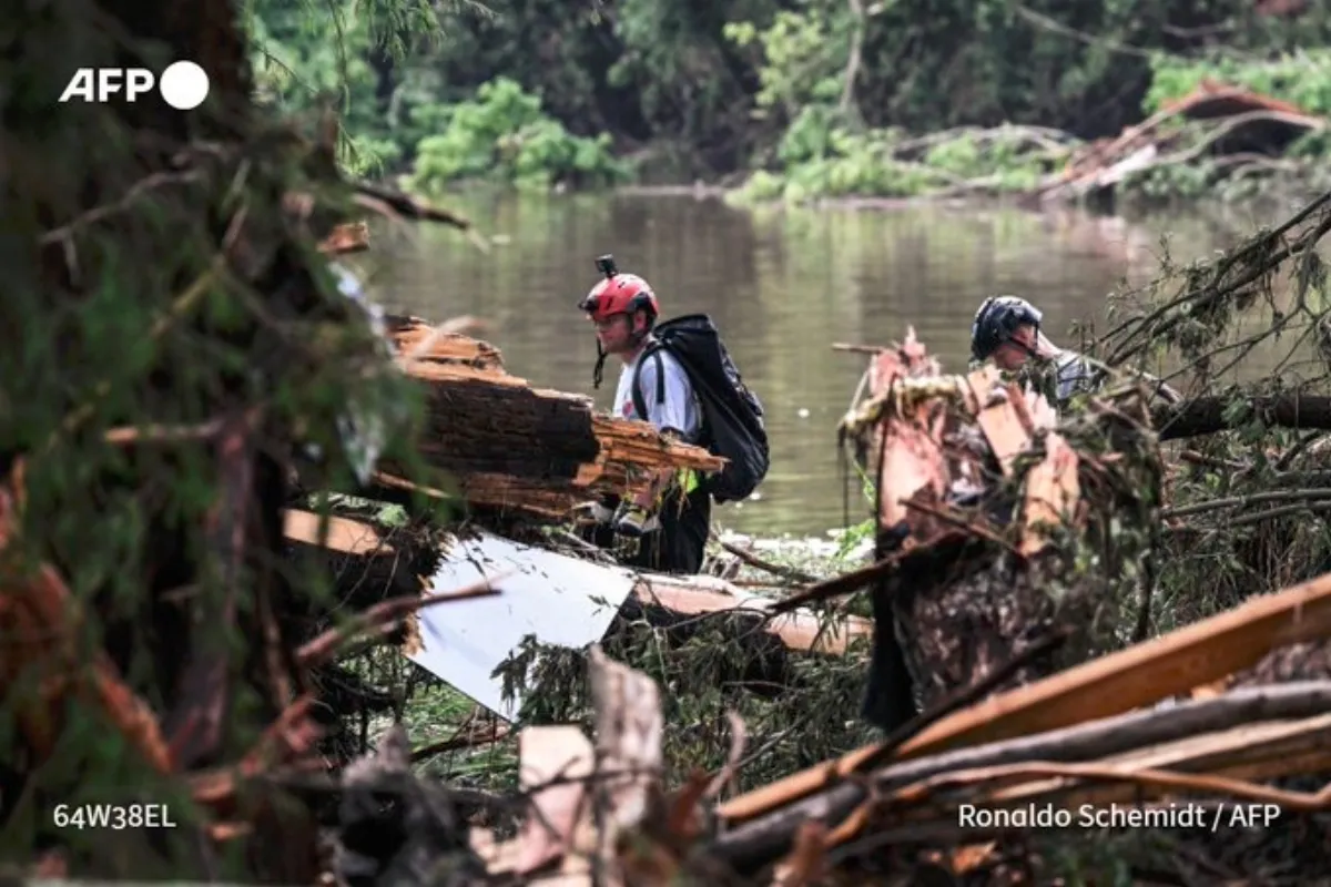 Desperate search for missing girls as Texas flood death toll rises