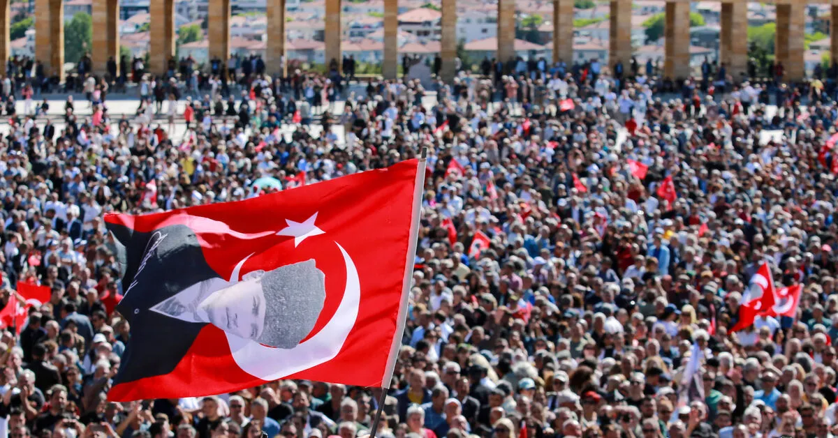 Ousted Turkish Opposition Leader Draws Thousands in Ankara Protest