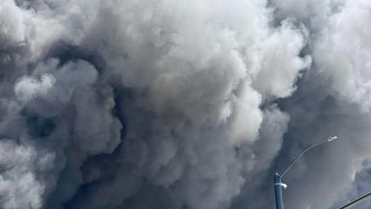 Massive Fire Destroys California Warehouse, Spreads to FedEx Facility