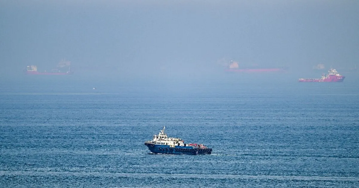 Hormuz Traffic Continues via Omani Route Amid Iran Warnings