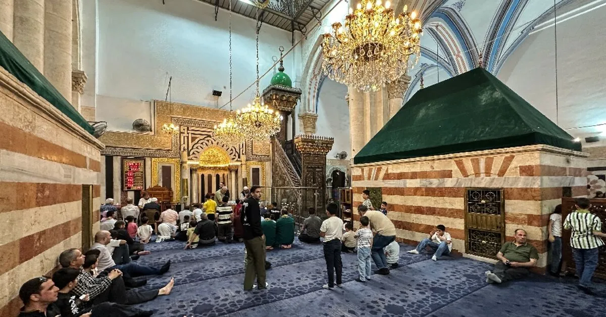Hebron's Sacred Shrine Fuels Tensions Between Israelis and Palestinians