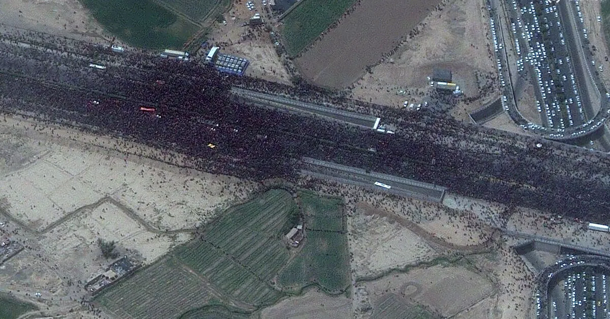 Khamenei Funeral Procession Enters Iraq, Thousands March in Najaf