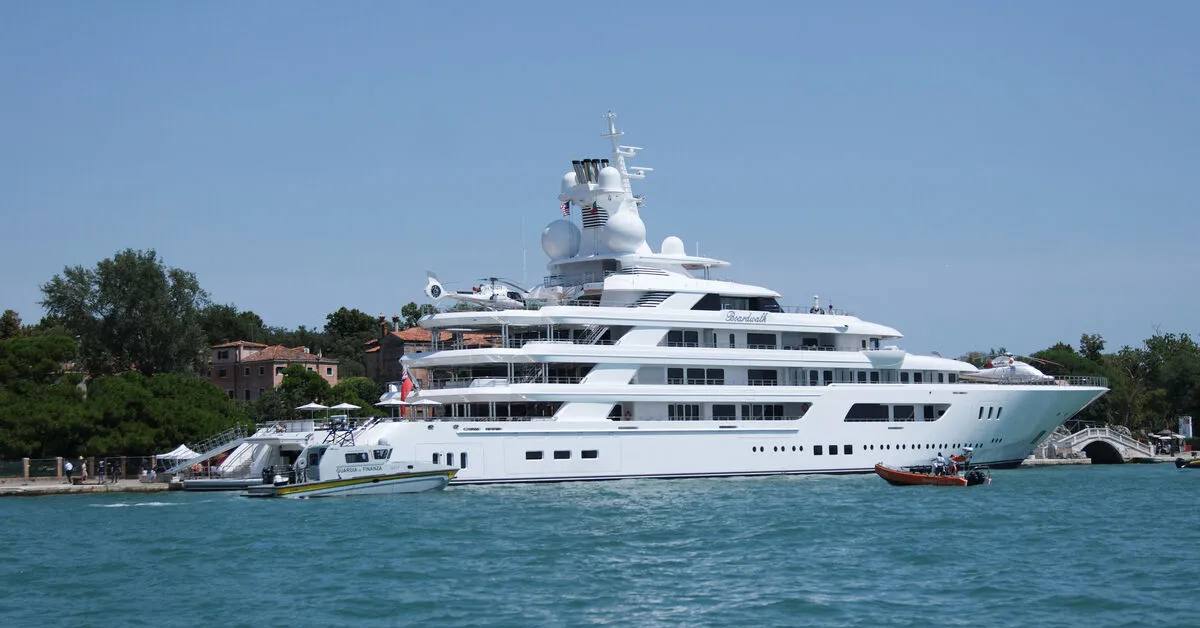 US Ambassador's Yacht Arrival Sparks Venice Protests