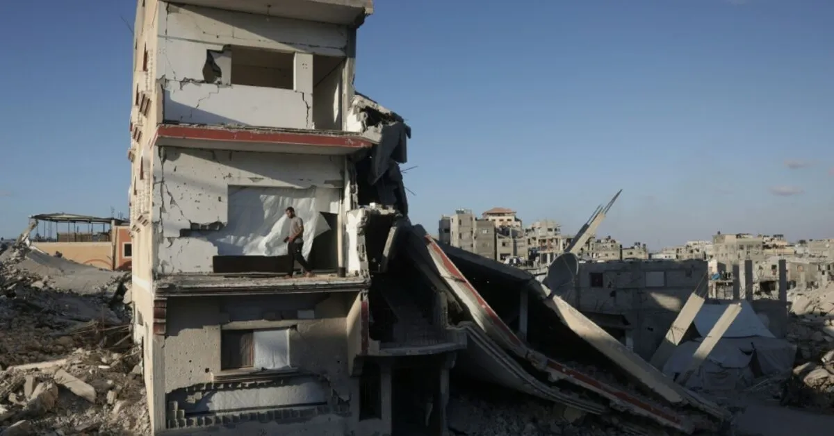 Gaza Residents Shelter in Collapsing Buildings Amid Stalled Reconstruction